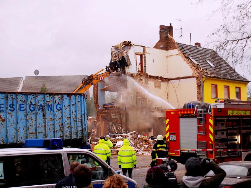 Hausexplosion Bruehl bei Koeln Pingsdorferstr P535.JPG